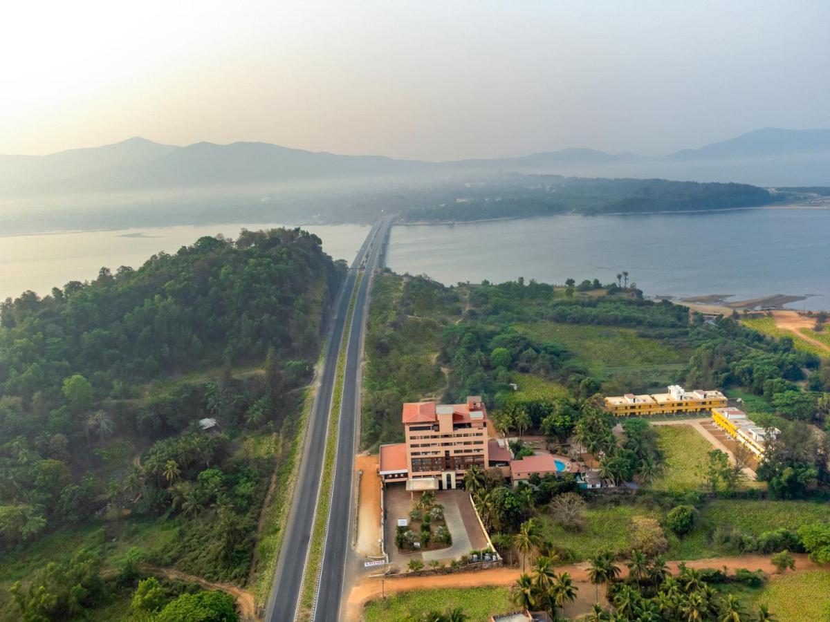 Sterling Karwar Hotel Екстериор снимка