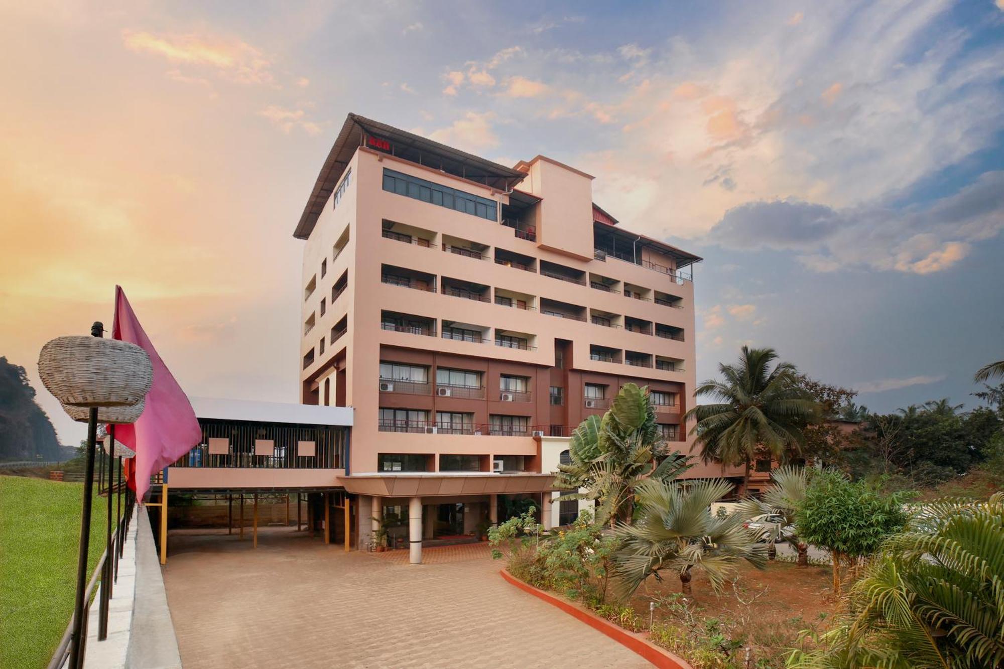 Sterling Karwar Hotel Екстериор снимка